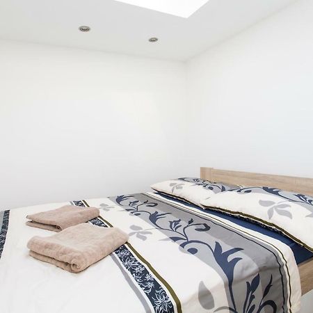 小房子度假屋-带停车位 布拉格 外观 照片